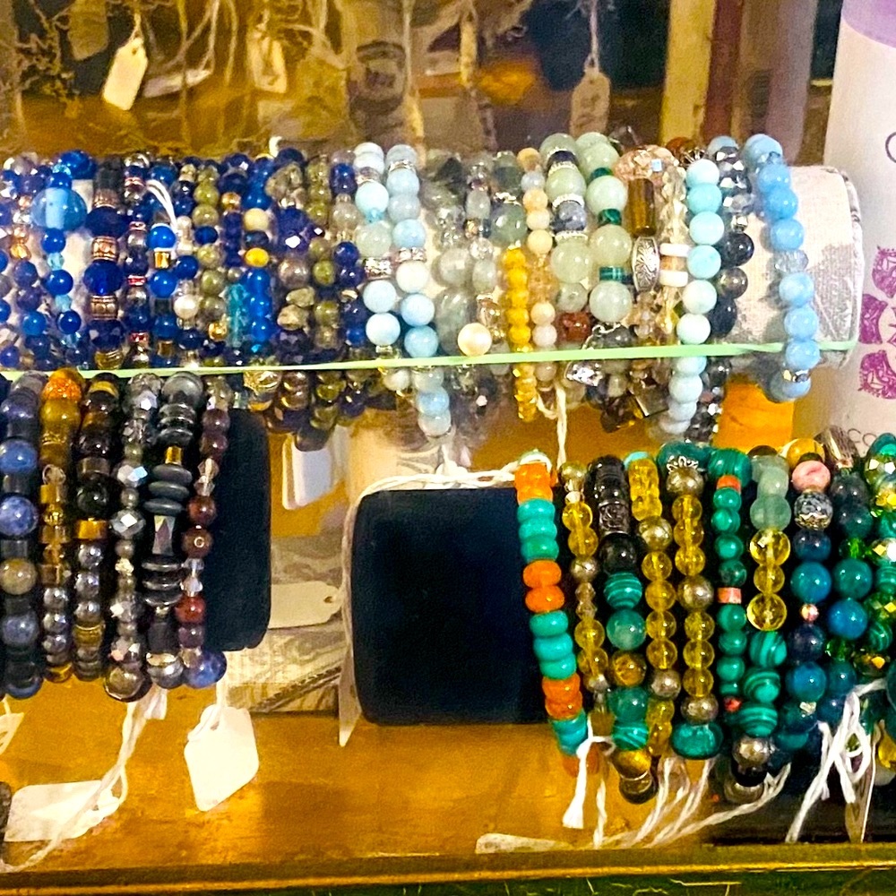Sapphires-pyrite-malachite-ruby’s- labradorita-Turmalines-aventurine- opal’s-